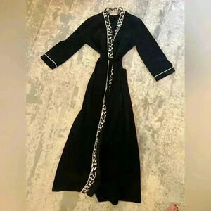 Beautiful and sumptuous vintage Vanity Fair! Size Small! Treat Yo SELF!